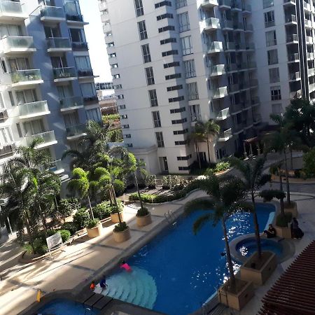 One Palm Tree Villas Manila Bagian luar foto